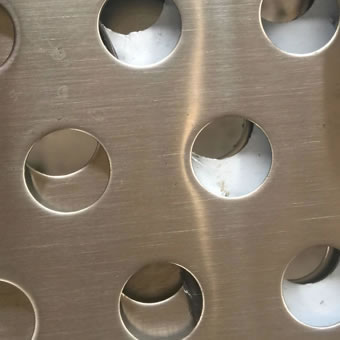  不鏽鋼衝孔網受化學腐蝕的狀態（tài）及處理方法